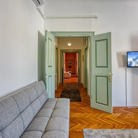 Riva Luxury Seafront Gostinjska kuća 4*