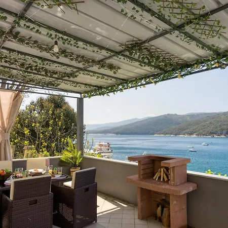 Riva Luxury Seafront Gostinjska kuća 4*