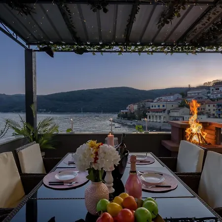 Riva Luxury Seafront Gostinjska kuća 4*