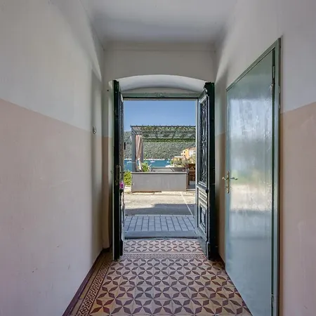 Pensión Riva Luxury Seafront 4*
